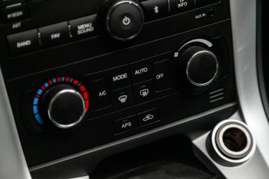 Novosibirsk, Rusya Haziran 28, 2019: Chevrolet Captiva, Klima düğmesi ile siyah detay, bir araba içinde sıcaklık hakkında bilgi ile pano. 
