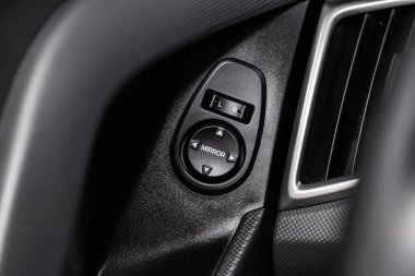 Novosibirsk, Rusya 28 Haziran 2019: Hyundai Creta, düğmelerin yakın çekim: yan ayna ayarlama düğmeleri. modern araba iç