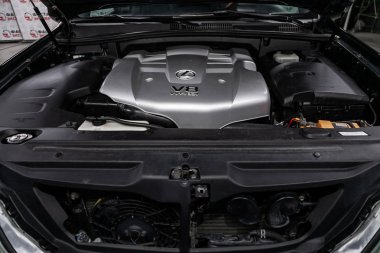 Novosibirsk, Rusya 28 Haziran 2019: Lexus Gx470,motorun yakın çekim, ön görünüm. Içten yanmalı motor, araba parçaları, deteyling