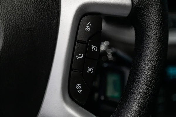 俄罗斯新西伯利亚 2019年6月28日 雪佛兰Captiva 汽车控制器在转向轮 控制系统功能和语音电话在汽车 现代汽车内饰 — 图库照片