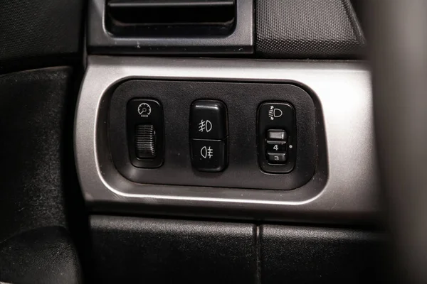 ノボシビルスク ロシア2019年6月28日 三菱ギャラン ヘッドライトスイッチコントロールボタンのクローズアップ 自動調整レベルダッシュボード 現代車のインテリア ボタン — ストック写真