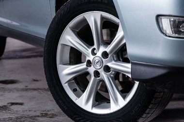 Novosibirsk, Rusya 28 Haziran 2019: Lexus Rx-350, alaşım tekerleğinin yakın çekim. Novosibirsk bir otoparkta modern bir araba Fotoğraf