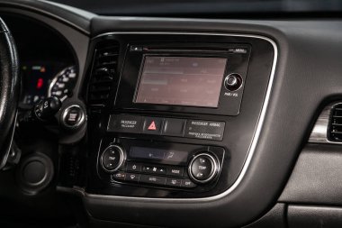 Novosibirsk, Rusya 28 Haziran 2019: Mitsubishi Outlander, gösterge panelinin yakın çekim, üfleyici, klima, oyuncu ayarı. modern araba iç