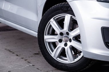 Novosibirsk, Rusya Haziran 28, 2019: Volkswagen Polo, alaşım tekerleği yakın çekim. Novosibirsk bir otoparkta modern bir araba Fotoğraf