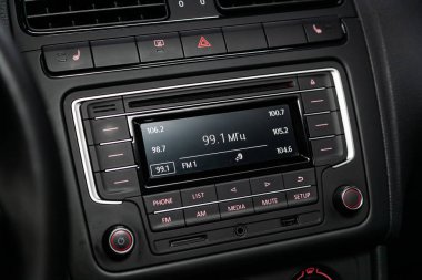 Novosibirsk, Rusya 28 Haziran 2019: Volkswagen Polo, pano yakın çekim, oyuncu, radyo, düğmeler. modern araba iç: parçalar, düğmeler, düğme 