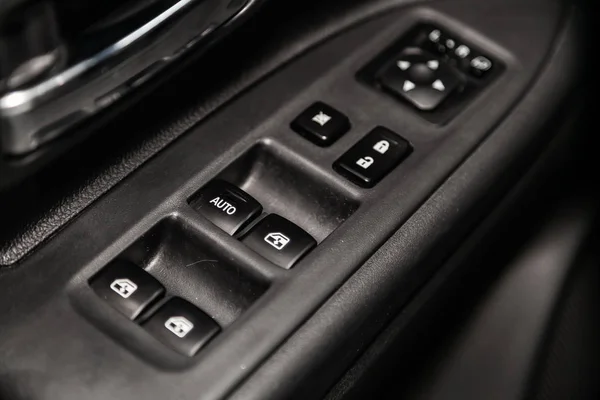 ノボシビルスク ロシア2019年6月28日 三菱アウトランダー サイドドアボタンのクローズアップ 窓調整ボタン ドアロック 現代車のインテリア ボタン — ストック写真