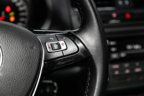 俄罗斯新西伯利亚 2019年6月28日 大众Polo 多轮手机设置和音量按钮的特写镜头 在新西伯利亚的停车场上拍摄现代汽车的照片 现代汽车内饰 — 图库照片