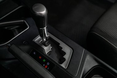  hızlandırıcı kolu ve düğmeleri yakın çekim. araba otomatik şanzıman dişli , araba iç