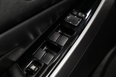 Yan kapı kilidi ve cam kontrol düğmeleri üzerinde yakın çekim, otomatik seviye panosu ayarlayın. modern araba iç: parçalar, düğmeler, düğmeler