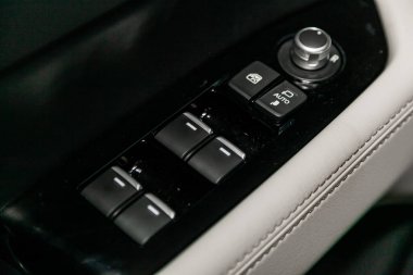 Yan kapı kilidi ve cam kontrol düğmeleri üzerinde yakın çekim, otomatik seviye panosu ayarlayın. modern araba iç: parçalar, düğmeler, düğmeler