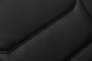 Deri araba başlık koltuk detayları parçası. lose-up gri delikli deri araba koltuğu. Cilt dokusu 