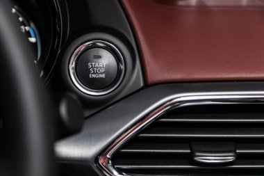Arabada siyah bir start stop motoru düğmesinin ayrıntıları. Araba detaylandırma. 