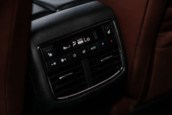 黑色细节与空调按钮的后排座椅 仪表板与车内温度信息 — 图库照片
