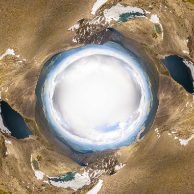 Dağın yüksek noktasının peyzaj zemin seviyesinden 2000 kilometrelik üzerinde. Açık mavi bir gölün altında, karla ücretsiz bir çekirdek ile dağ panoramasına sahiptir. Yukarıdan çekilen panoramik şehir 360