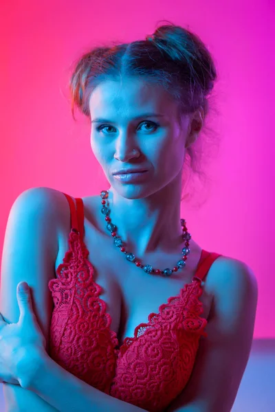 Atrakcyjna Długowłosy Dziewczyna Stylowa Moda Creative Colorful Neon Portret Piękna — Zdjęcie stockowe