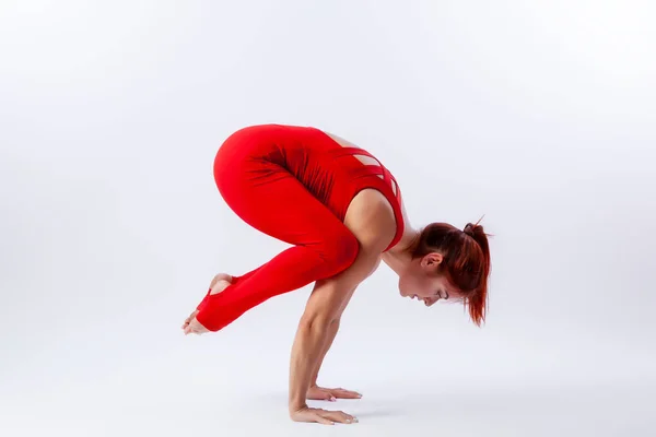 Hermosa Mujer Delgada Overoles Deportivos Haciendo Yoga Pie Una Pose — Foto de Stock