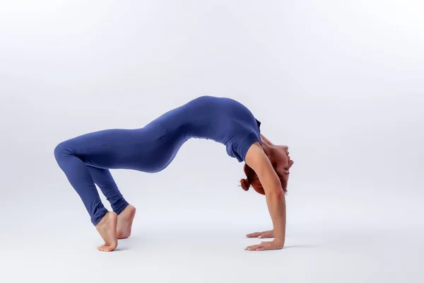 Hermosa Mujer Delgada Overoles Deportivos Haciendo Yoga Pie Una Pose — Foto de Stock