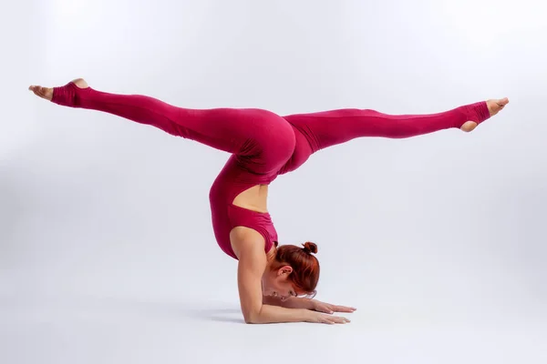 Hermosa Mujer Delgada Overoles Deportivos Haciendo Yoga Pie Una Postura — Foto de Stock