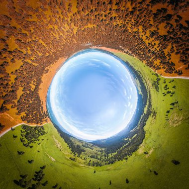 Helikopter drone'u vuruldu. Sıcak, güneşli bir yaz gününde yeşil ve turuncu bir ormanın ve geniş bir alanın yukarıdan bir manzara. Panoramik şehir 360 yukarıdan çekim