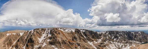Dağın yüksek noktasının peyzaj zemin seviyesinden 2000 kilometrelik üzerinde. Açık mavi bir gölün altında, karla ücretsiz bir çekirdek ile dağ panoramasına sahiptir. Yukarıdan çekilen panoramik şehir 360