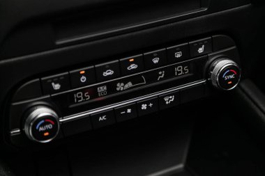Novosibirsk, Rusya 30 Haziran 2019: mavi Mazda Cx-5, Klima düğmesi ile siyah detay, bir araba içinde sıcaklık hakkında bilgi ile pano. 