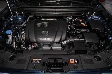 Novosibirsk, Rusya 30 Haziran 2019: mavi Mazda Cx-5, motorun yakın çekim, ön görünüm. Içten yanmalı motor, araba parçaları, deteyling