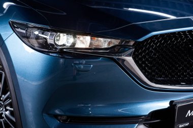 Novosibirsk, Rusya 30 Haziran 2019: mavi Mazda Cx-5, far yakın çekim, tampon, tekerlek. Novosibirsk bir otoparkta modern bir araba Fotoğraf