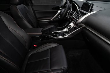 Novosibirsk, Rusya 30 Haziran 2019: Mitsubishi Eclipse Cross, gösterge panelinin yakın çekim, oyuncu, direksiyon simidi, hızlandırıcı kolu, düğmeler, koltuklar. modern araba iç: parçalar, düğmeler, düğme 