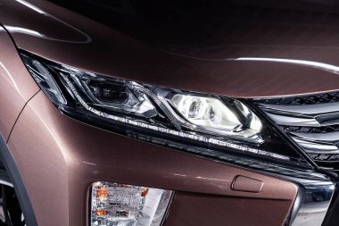 Novosibirsk, Rusya 30 Haziran 2019: Mitsubishi Eclipse Cross, far yakın çekim, tampon, tekerlek. Novosibirsk bir otoparkta modern bir araba Fotoğraf