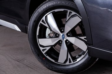 Novosibirsk, Rusya 30 Haziran 2019: Subaru Forester, alaşım tekerleğinin yakın çekim. Novosibirsk bir otoparkta modern bir araba Fotoğraf
