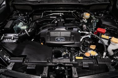 Novosibirsk, Rusya 30 Haziran 2019: Subaru Forester, motorun yakın çekim, ön görünüm. Içten yanmalı motor, araba parçaları, deteyling