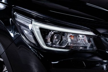 Novosibirsk, Rusya 30 Haziran 2019: Subaru Forester, farın yakın çekim, tampon, tekerlek. Novosibirsk bir otoparkta modern bir araba Fotoğraf