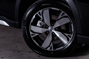 Novosibirsk, Rusya 30 Haziran 2019: Subaru Forester, alaşım tekerleğinin yakın çekim. Novosibirsk bir otoparkta modern bir araba Fotoğraf