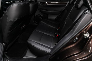 Novosibirsk, Rusya 30 Haziran 2019: Subaru Outback, koltuk kemerli siyah deri arka koltukların yakın çekim. modern araba iç