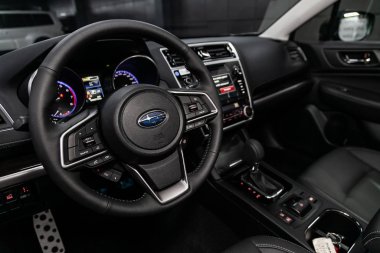 Novosibirsk, Rusya 30 Haziran 2019: Subaru Outback, gösterge panelinin yakın çekim, oyuncu, direksiyon, hızlandırıcı kolu, düğmeler, koltuklar. modern araba iç: parçalar, düğmeler, düğme 