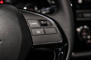 Novosibirsk, Rusya 30 Haziran 2019: Mitsubishi Outlander, Direksiyon lu araç kumandası,Kontrol Sistemi Fonksiyonu ve arabada sesli telefon. modern araba iç