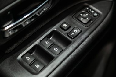 Novosibirsk, Rusya 30 Haziran 2019: Mitsubishi Outlander, yan kapı düğmelerinin yakın çekim: pencere ayar düğmeleri, kapı kilidi. modern araba iç: parçalar, düğmeler, düğme 