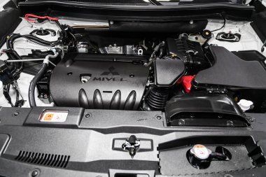Novosibirsk, Rusya 30 Haziran 2019: Mitsubishi Outlander, motorun yakın çekim, ön görünüm. Içten yanmalı motor, araba parçaları, deteyling