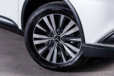 Novosibirsk, Rusya 30 Haziran 2019: Mitsubishi Outlander, alaşım tekerleğinin yakın çekim. Novosibirsk bir otoparkta modern bir araba Fotoğraf