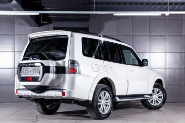 Novosibirsk, Rusya 30 Haziran 2019: beyaz Mitsubishi Pajero, geri görünüm. Novosibirsk bir otopark üzerinde Japonya'da yapılan modern bir crossover Fotoğraf