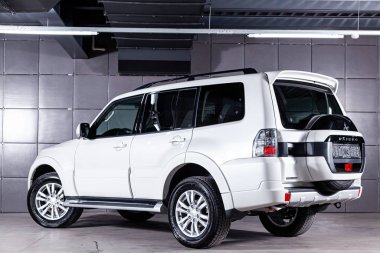 Novosibirsk, Rusya 30 Haziran 2019: beyaz Mitsubishi Pajero, geri görünüm. Novosibirsk bir otopark üzerinde Japonya'da yapılan modern bir crossover Fotoğraf
