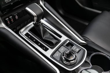 Novosibirsk, Rusya 30 Haziran 2019: Mitsubishi Pajero Sport, hızlandırıcı kolu ve park yakın çekim , otomatik, misic, navigasyon ve diğer düğmeler. araba otomatik şanzıman dişli , araba iç