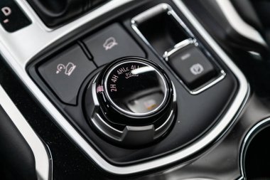 Novosibirsk, Rusya 30 Haziran 2019: Mitsubishi Pajero Sport, Yakın 2wd, Otomatik, Kilit düğmesi yumuşak odaklı ve arka planda ışık üzerinde araba için kontrol anahtarları 