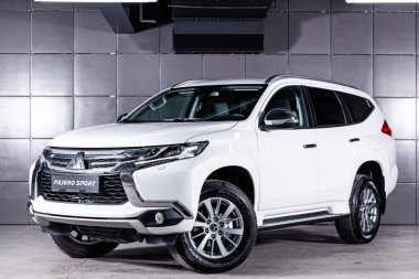 Novosibirsk, Rusya 30 Haziran 2019: beyaz Mitsubishi Pajero Sport, ön görünüm. Novosibirsk bir otopark üzerinde Japonya'da yapılan modern bir crossover Fotoğraf