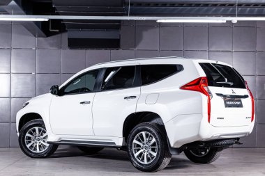 Novosibirsk, Rusya 30 Haziran 2019: beyaz Mitsubishi Pajero Sport, geri görünüm. Novosibirsk bir otopark üzerinde Japonya'da yapılan modern bir crossover Fotoğraf