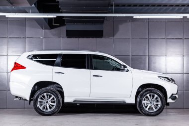 Novosibirsk, Rusya 30 Haziran 2019: beyaz Mitsubishi Pajero Sport, yan görünüm. Novosibirsk bir otopark üzerinde Japonya'da yapılan modern bir crossover Fotoğraf