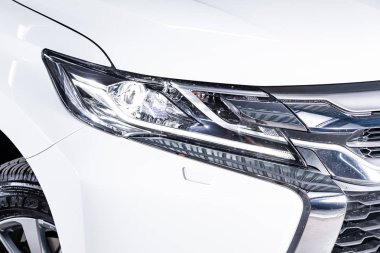 Novosibirsk, Rusya 30 Haziran 2019: Mitsubishi Pajero Sport, far Yakın çekim, tampon, tekerlek. Novosibirsk bir otoparkta modern bir araba Fotoğraf