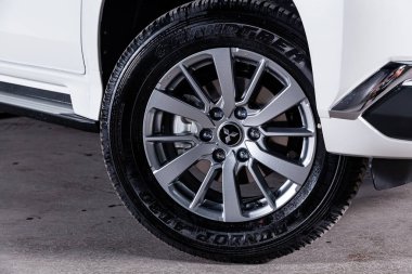 Novosibirsk, Rusya 30 Haziran 2019: Mitsubishi Pajero Sport, alaşım tekerleğinin yakın çekim. Novosibirsk bir otoparkta modern bir araba Fotoğraf