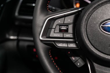 Novosibirsk, Rusya 30 Haziran 2019: Subaru Xv, Direksiyon lu araç kumandası,Müzik,Kontrol Sistemi Fonksiyonu ve arabada sesli telefon. modern araba iç