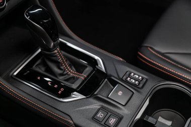 Novosibirsk, Rusya 30 Haziran 2019: Subaru Xv, hızlandırıcı kolu ve park yakın çekim , avh, x-mode, koltuk ısıtma ve diğer düğmeler. araba otomatik şanzıman dişli , araba iç